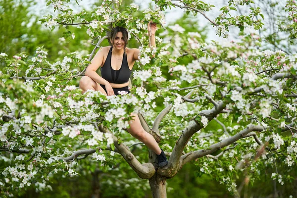 Schöne Größe Sportliche Frau Fitness Kleidung Die Auf Einem Blühenden — Stockfoto