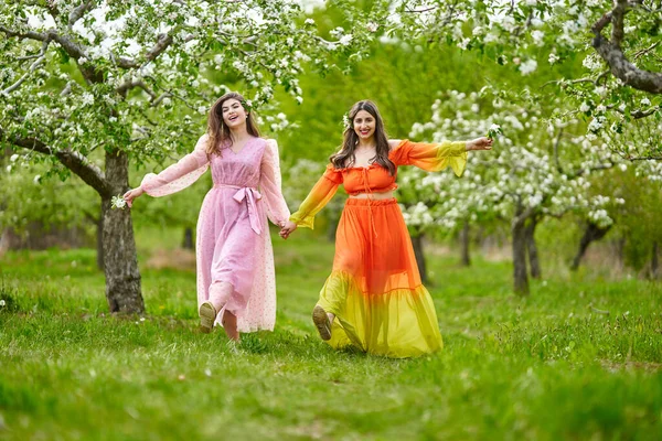 Dos Mujeres Ascendencia India Blanca Raza Mixta Caminando Mano Huerto Fotos De Stock Sin Royalties Gratis