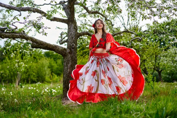 Jonge Vrouw Traditionele Zigeunerjurk Het Uitvoeren Van Een Dans Een Rechtenvrije Stockafbeeldingen