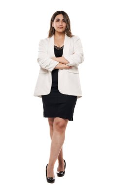 Beyaz arka planda soyutlanmış, resmi ofis kıyafeti giymiş Hintli genç bir iş kadınının tam boy portresi.