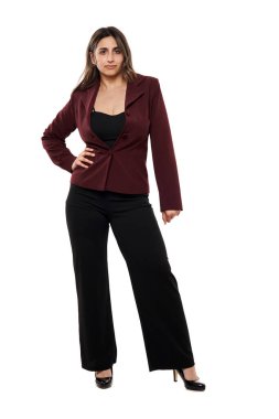 Beyaz arka planda soyutlanmış, resmi ofis kıyafeti giymiş Hintli genç bir iş kadınının tam boy portresi.