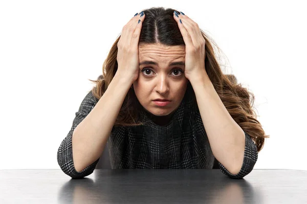 Bezorgde Zakenvrouw Met Een Bezorgde Uitdrukking Aan Haar Bureau Geïsoleerd — Stockfoto