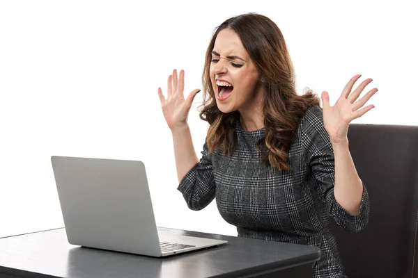 Gefrustreerde Extreem Boze Zakenvrouw Haar Laptop Geïsoleerd Witte Achtergrond — Stockfoto