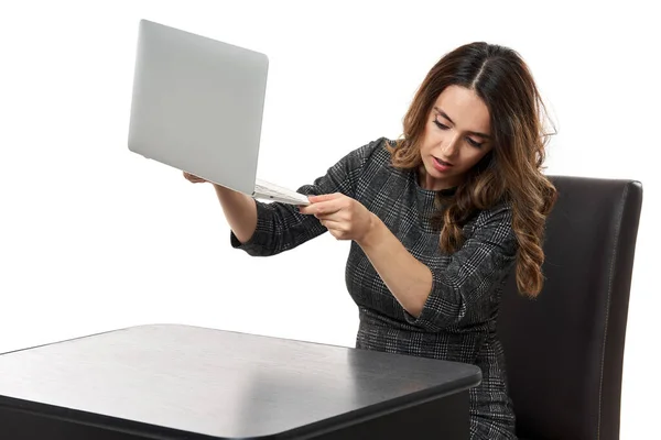 Verloren Niet Gevonden Zakenvrouw Kijkt Onder Haar Laptop Wat Papier — Stockfoto