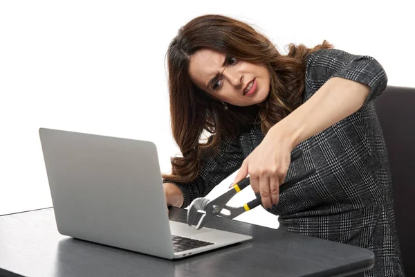 Bizneswoman Niewłaściwie Próbuje Naprawić Zepsuty Laptop Kluczem Nasadowym — Zdjęcie stockowe