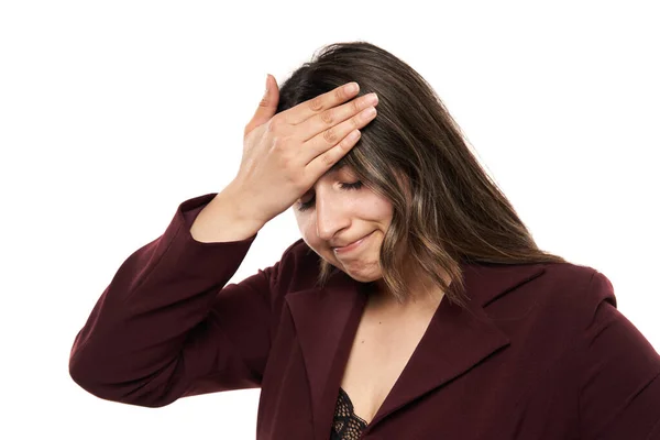 Gestresste Jonge Indiase Zakenvrouw Houdt Haar Hoofd Pijn Van Een — Stockfoto