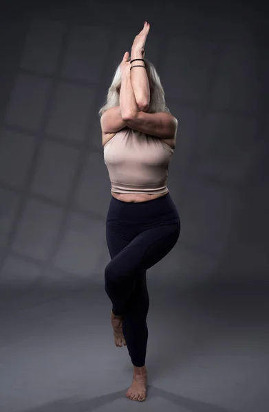 Mujer Mayor Con Entrenamiento Pelo Blanco Yoga Plano Estudio Sobre — Foto de Stock