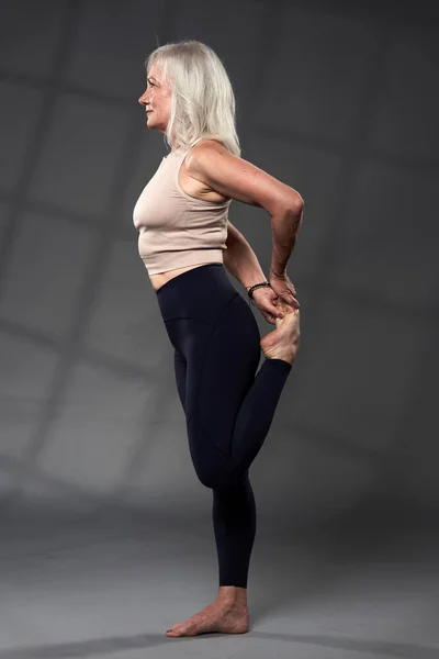 Donna Anziana Con Formazione Capelli Bianchi Yoga Studio Girato Sfondo — Foto Stock