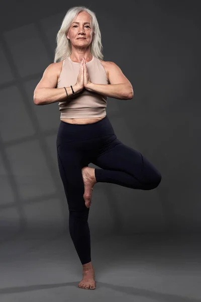 Donna Anziana Con Formazione Capelli Bianchi Yoga Studio Girato Sfondo — Foto Stock