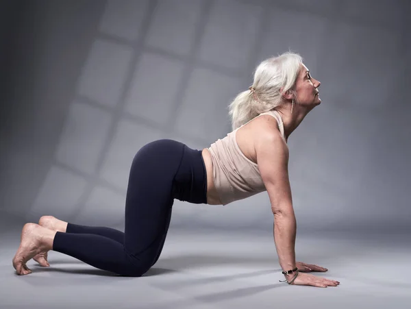Seniorin Mit Weißem Haartraining Yoga Studioaufnahme Auf Grauem Hintergrund — Stockfoto
