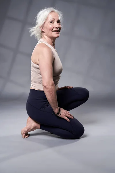 Senior Woman White Hair Training Jóga Studio Shot Gray Background — Stock fotografie