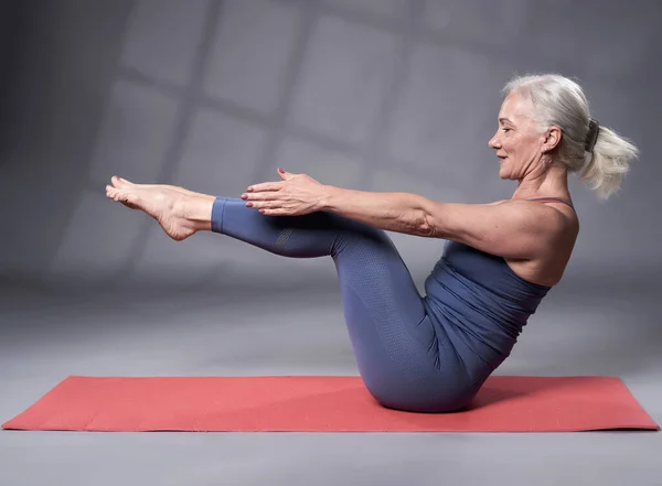 Mujer Mayor Con Entrenamiento Pelo Blanco Yoga Plano Estudio Sobre — Foto de Stock