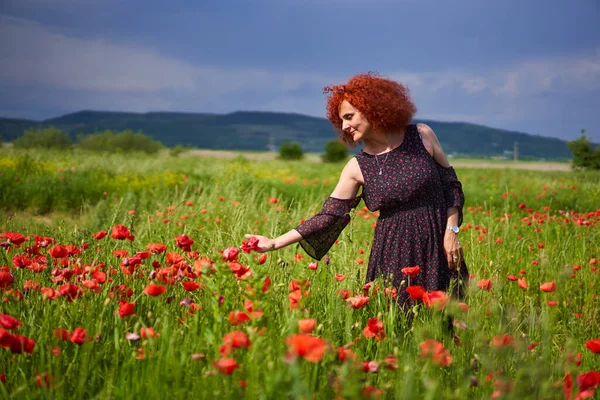 Lockiges Haar Rothaarige Frau Floralem Kleid Einem Mohnfeld — Stockfoto