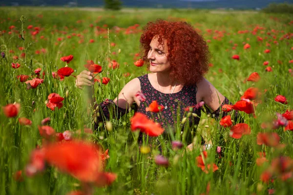 Krullend Haar Roodharige Vrouw Bloemen Jurk Een Papaverveld — Stockfoto