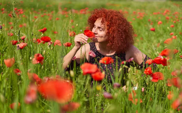 Cheveux Bouclés Rousse Femme Robe Florale Dans Champ Pavot — Photo