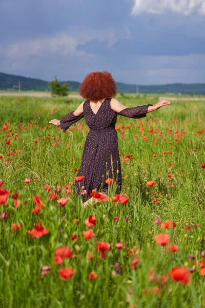 Σγουρά Μαλλιά Κοκκινομάλλα Γυναίκα Floral Φόρεμα Ένα Χωράφι Παπαρούνες — Φωτογραφία Αρχείου