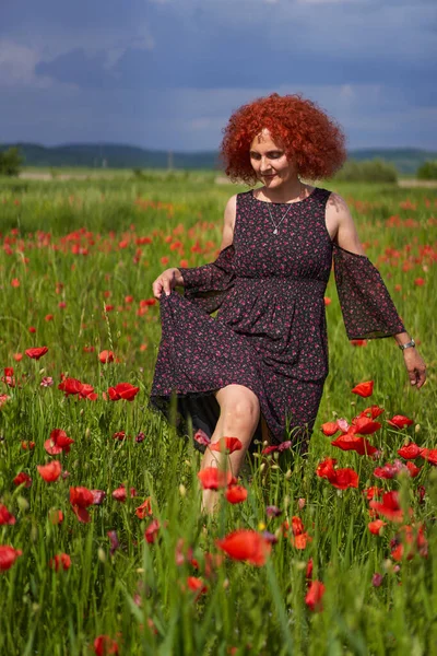 Krullend Haar Roodharige Vrouw Bloemen Jurk Een Papaverveld — Stockfoto
