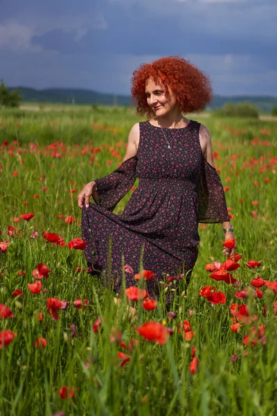 Krullend Haar Roodharige Vrouw Bloemen Jurk Een Papaverveld — Stockfoto