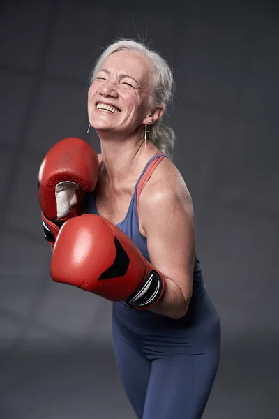 Starší Žena Bílými Vlasy Při Lekcích Boxu Červených Rukavicích — Stock fotografie