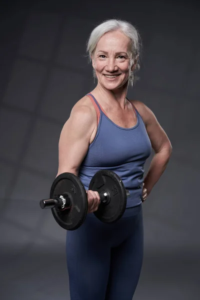 Senior Kvinna Med Vitt Hår Träna Fitness Klass Grå Bakgrund — Stockfoto