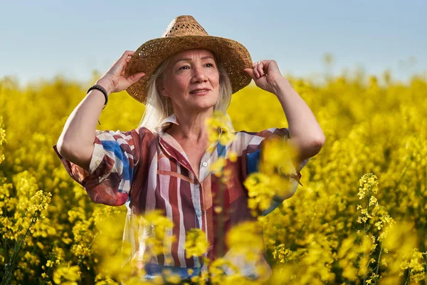 Schöne Seniorin Mit Weißem Haar Einem Rapsfeld — Stockfoto