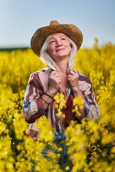 Mulher Sênior Bonita Com Cabelo Branco Campo Canola — Fotografia de Stock