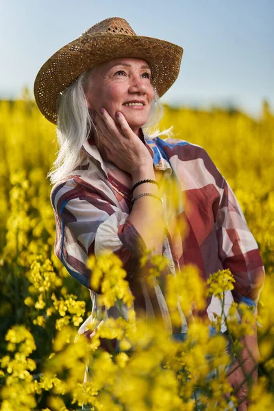 Krásná Starší Žena Bílými Vlasy Kanola Pole — Stock fotografie