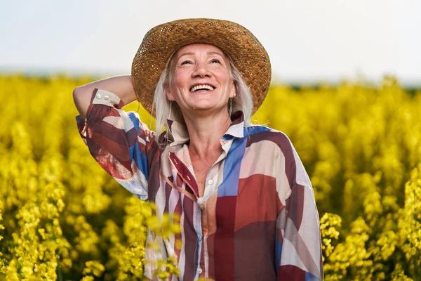 Schöne Seniorin Mit Weißem Haar Einem Rapsfeld — Stockfoto