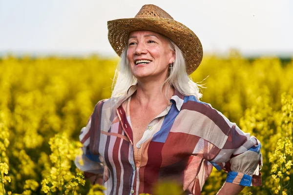 Schöne Seniorin Mit Weißem Haar Einem Rapsfeld — Stockfoto