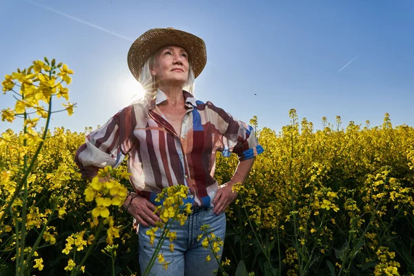 Schöne Seniorin Mit Weißem Haar Einem Rapsfeld — Stockfoto