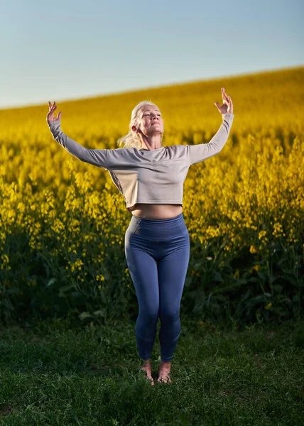 Beyaz Saçlı Son Sınıf Öğrencisi Kanola Tarlasında Yoga Yapıyor — Stok fotoğraf