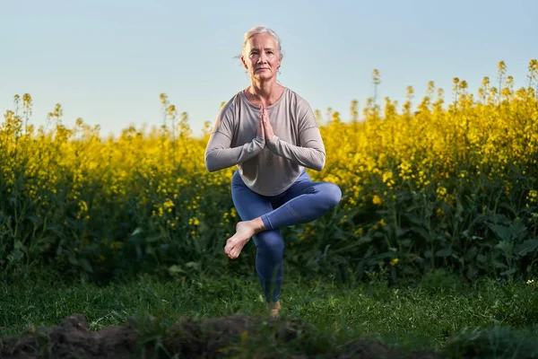 Seniorin Mit Weißen Haaren Beim Yoga Workout Auf Einem Rapsfeld — Stockfoto
