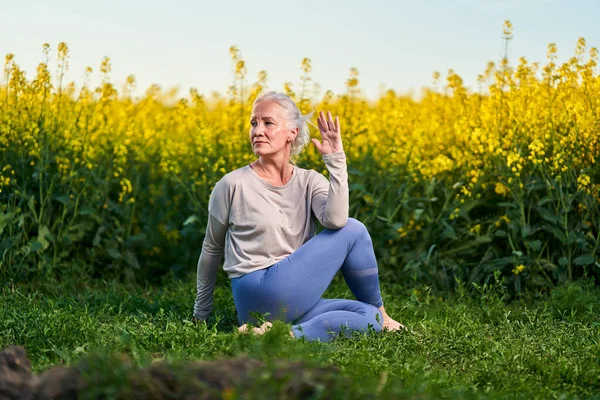 Donna Anziana Con Capelli Bianchi Che Allenamento Yoga Campo Colza — Foto Stock