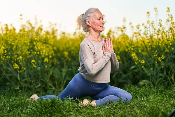 Donna Anziana Con Capelli Bianchi Che Allenamento Yoga Campo Colza — Foto Stock