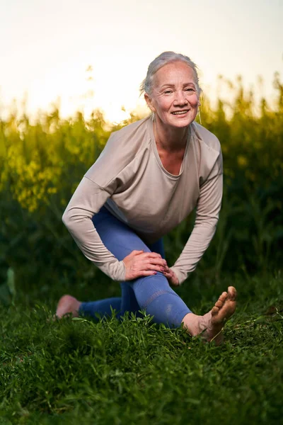 Senior Vrouw Met Wit Haar Doen Yoga Workout Door Een — Stockfoto