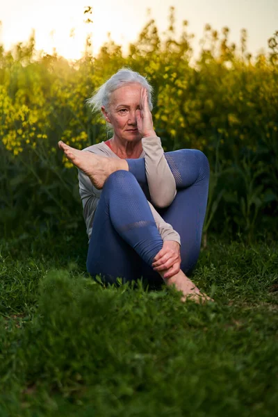 Mujer Mayor Con Pelo Blanco Haciendo Ejercicio Yoga Por Campo —  Fotos de Stock