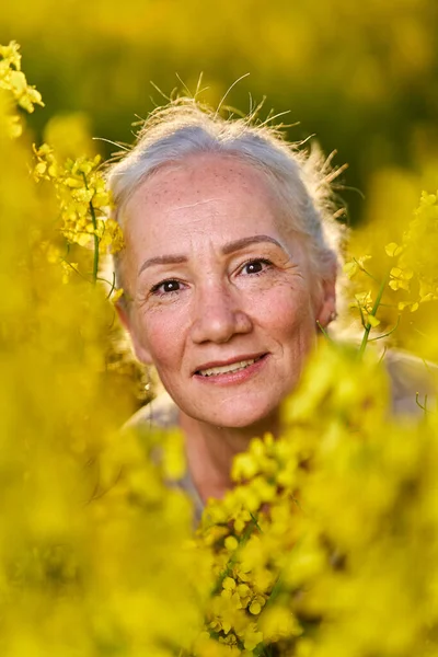 Hermosa Mujer Mayor Con Pelo Blanco Campo Canola —  Fotos de Stock