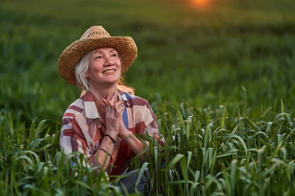 Portrét Starší Farmářky Bílými Vlasy Při Západu Slunce Pšeničném Poli — Stock fotografie