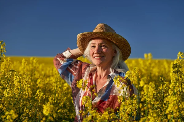 Schöne Seniorin Mit Weißem Haar Einem Rapsfeld — Stockfoto