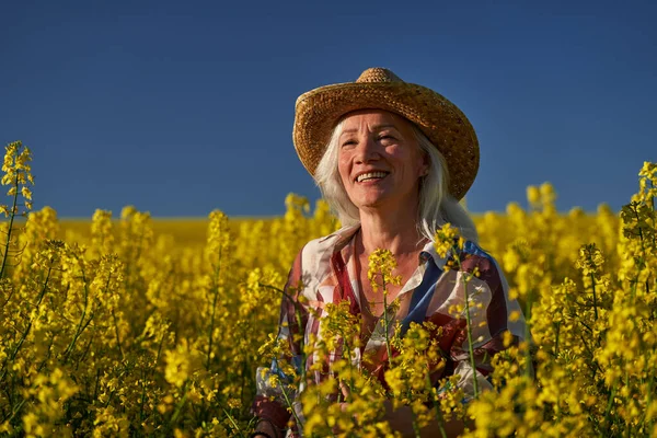 Belle Femme Âgée Aux Cheveux Blancs Dans Champ Canola — Photo