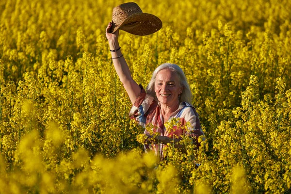 Mulher Sênior Bonita Com Cabelo Branco Campo Canola — Fotografia de Stock