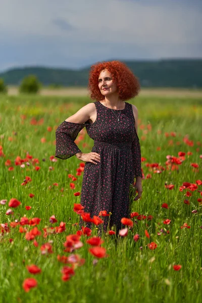 Cabello Rizado Mujer Pelirroja Vestido Floral Campo Amapola —  Fotos de Stock