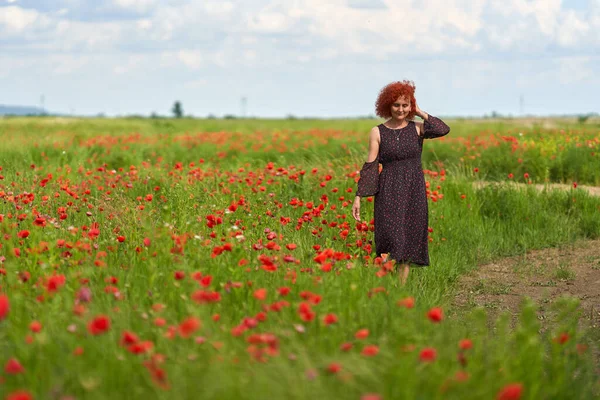 Σγουρά Μαλλιά Κοκκινομάλλα Γυναίκα Floral Φόρεμα Ένα Χωράφι Παπαρούνες — Φωτογραφία Αρχείου