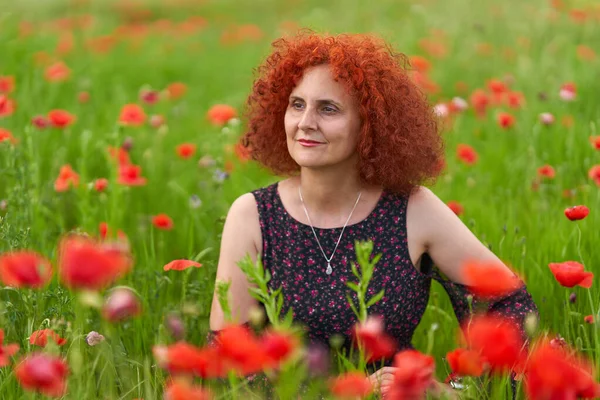 可愛い髪赤毛女性で花のドレスでケシのフィールド — ストック写真