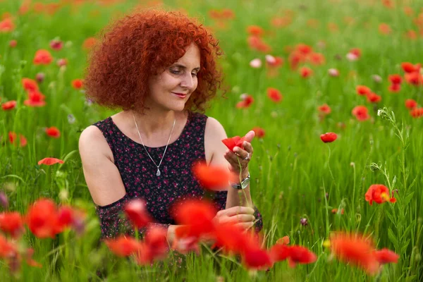 Kudrnaté Vlasy Zrzka Žena Květinových Šatech Makové Pole — Stock fotografie