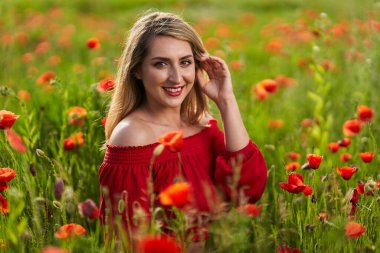 Çekici cüsse artı çiçek açmış haşhaş tarlasında bir kadın.