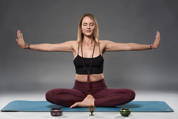 Mujer Joven Entrenadora Yoga Postura Asana Toma Estudio — Foto de Stock