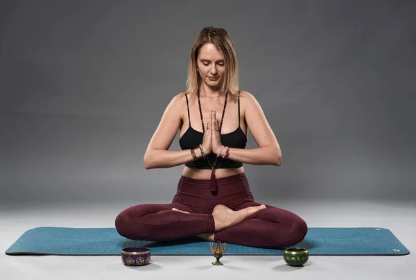 Treinador Ioga Jovem Mulher Postura Asana Tiro Estúdio — Fotografia de Stock