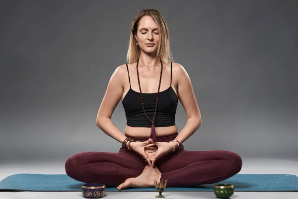 Treinador Ioga Jovem Mulher Postura Asana Tiro Estúdio — Fotografia de Stock