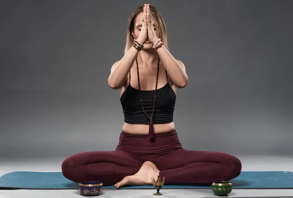 Treinador Ioga Jovem Mulher Postura Asana Tiro Estúdio — Fotografia de Stock